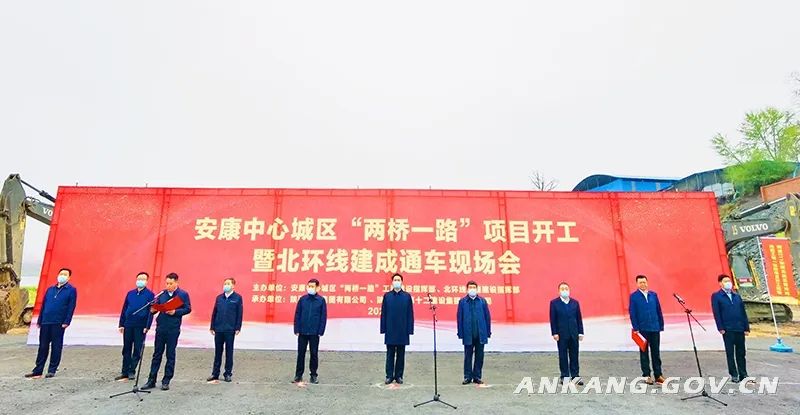 一群人在廣場上
描述已自動生成